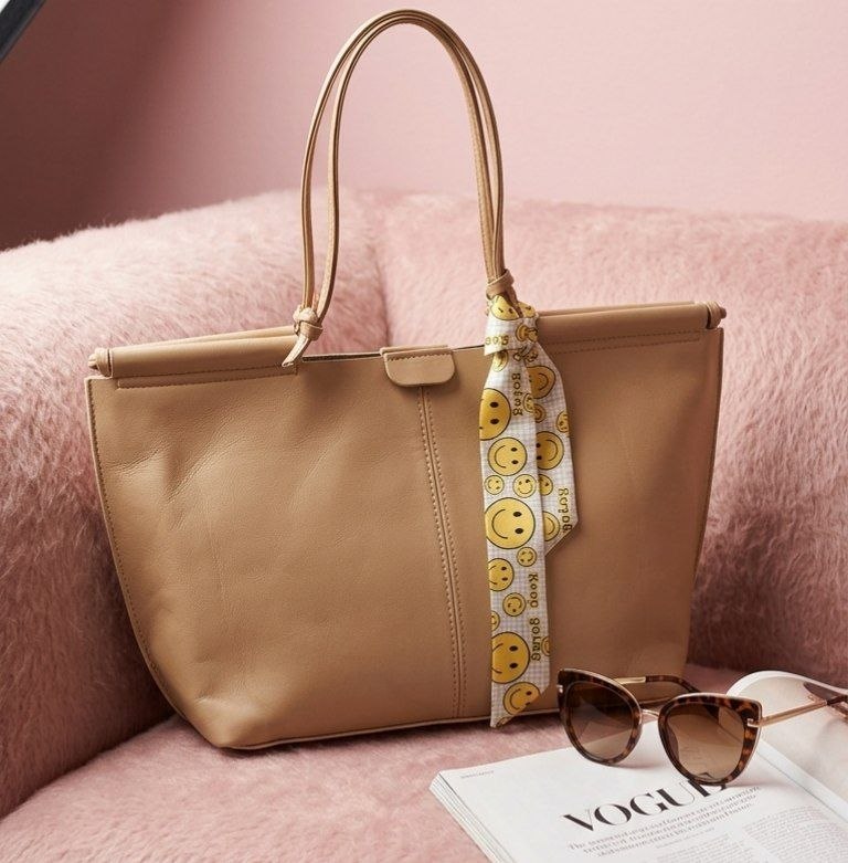 کیف توت‌بگ (Tote Bag) چرمی بزرگ زنانه - مدل مینیمال با اکسسوری اسماگ‌فیس (Smiley Face)