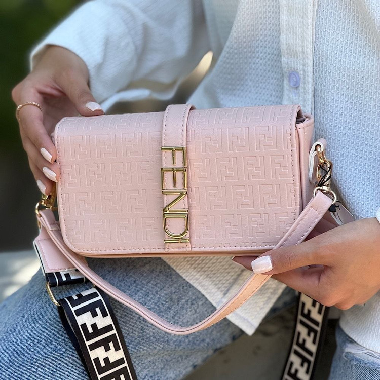 کیف دوشی زنانه و دخترانه مدل Fendi Fendi با لوگوی فلزی طلایی (های کپی درجه یک)