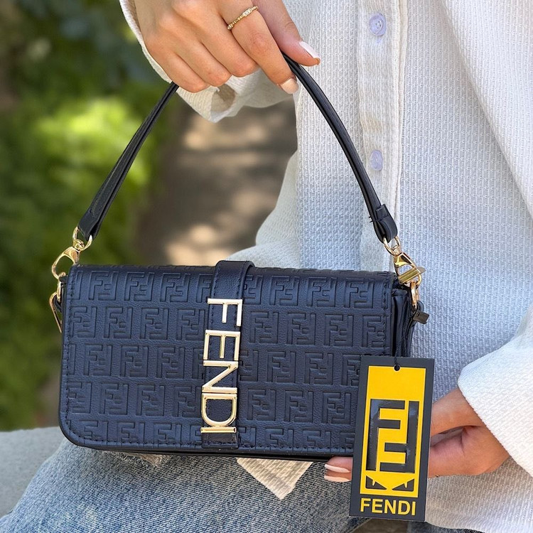 کیف دوشی زنانه و دخترانه مدل Fendi Fendi با لوگوی فلزی طلایی (های کپی درجه یک)