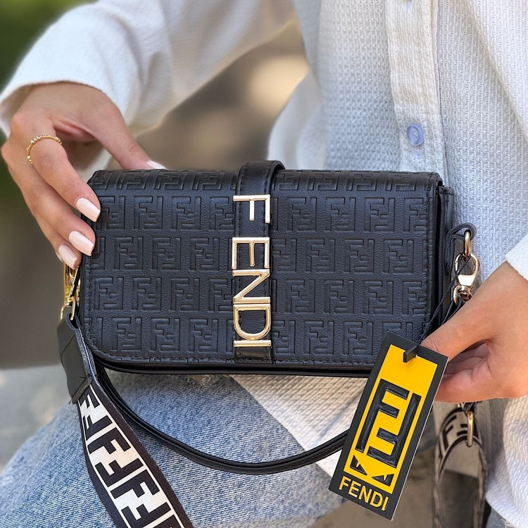 کیف دوشی زنانه و دخترانه مدل Fendi Fendi با لوگوی فلزی طلایی (های کپی درجه یک)