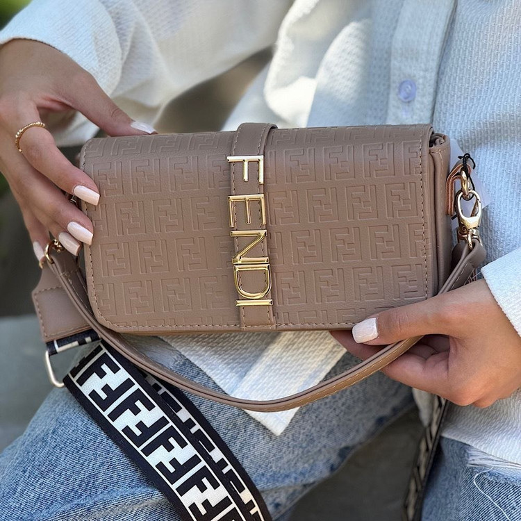 کیف دوشی زنانه و دخترانه مدل Fendi Fendi با لوگوی فلزی طلایی (های کپی درجه یک)