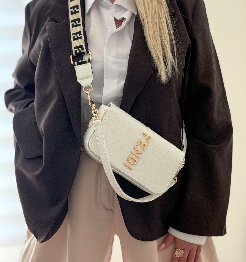 کیف دوشی زنانه و دخترانه مدل Fendi Fendi با لوگوی فلزی طلایی (های کپی درجه یک)