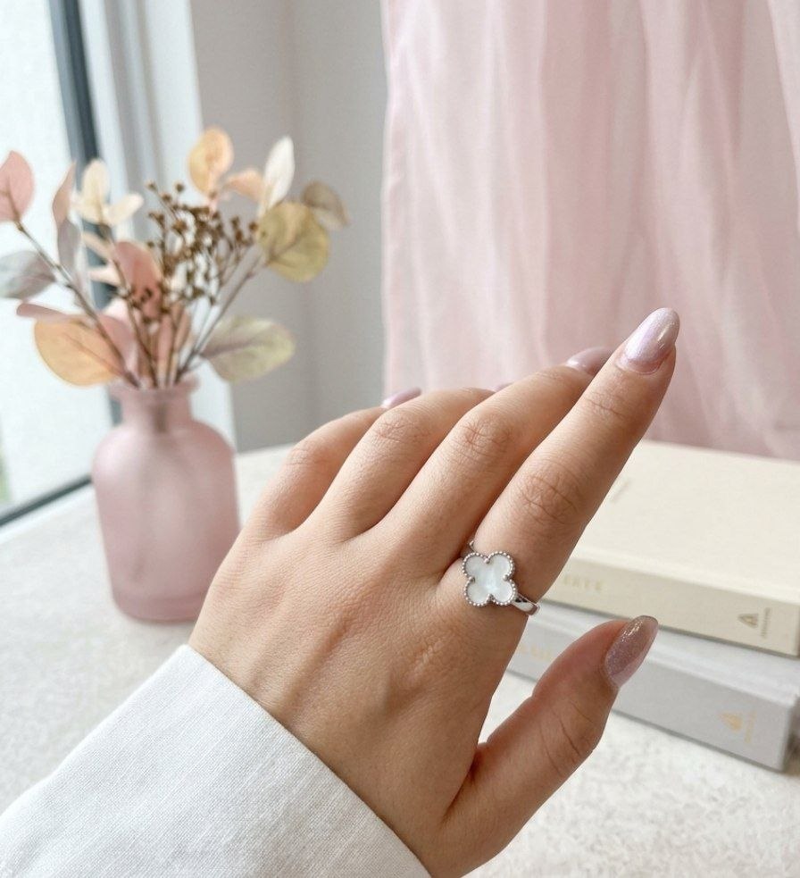 انگشتر شبدر مشکی و سفید طرح وان کلیف – مدل ظریف نقره‌ای (Van Cleef)
